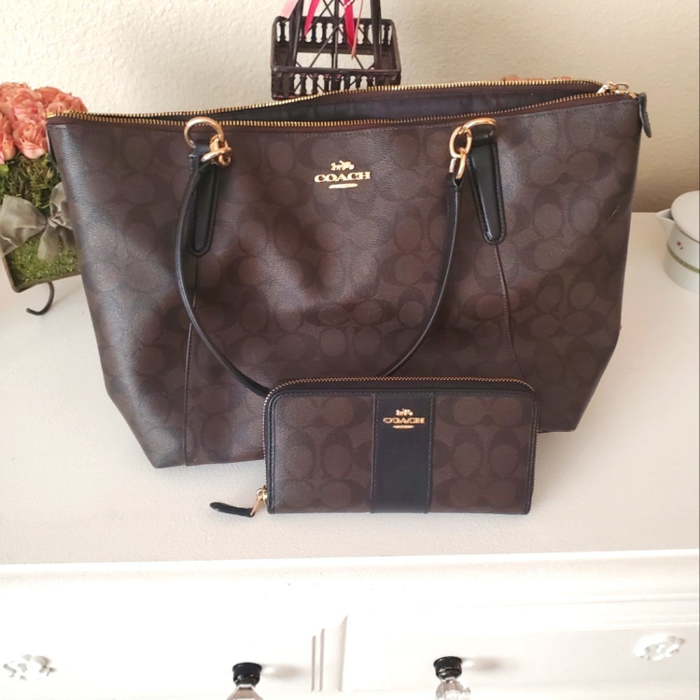 Coach bag in great shape. Wallet not included.